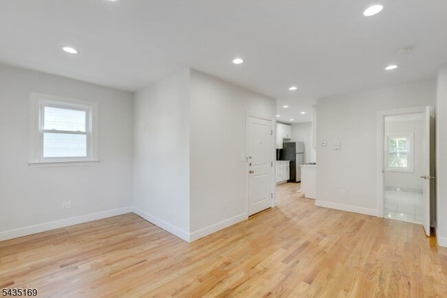 Building Photo - 161 Ashland Ave
