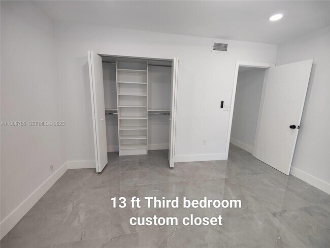 Building Photo - 5109 Banyan Ln