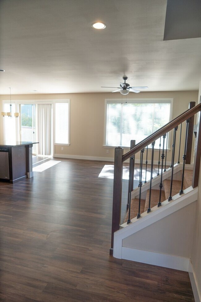 Building Photo - 3 Bedroom Home in Millcreek