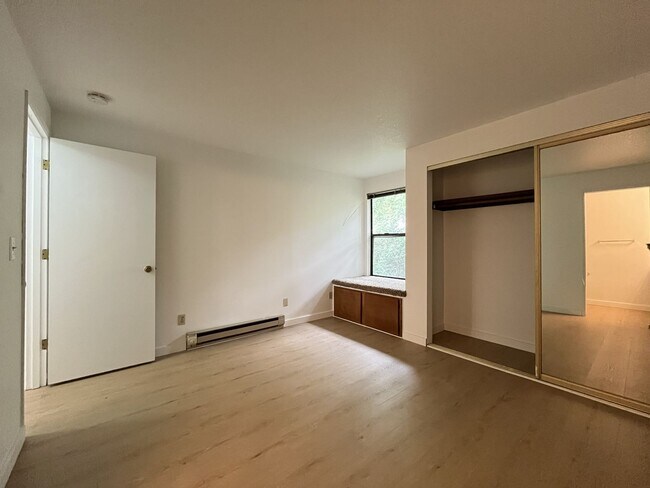 Building Photo - Beautiful Upper-Level Condo in the Heart of Multnomah Village with Private Covered Balcony and In...