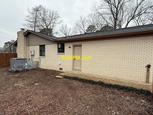 Building Photo - 3 BD 2 BA