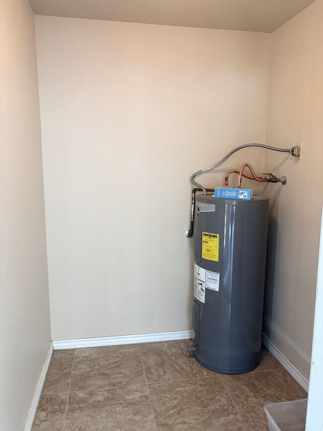 Building Photo - **WONDERFUL & SPACIOUS 3 BEDROOM/2.5 BATHROOM TOWNHOUSE IN CHANDLER (RAY & MCQUEEN)**
