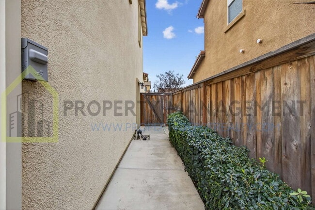 Building Photo - Spacious Elegance Awaits: 4-Bedroom Home with Hardwood Floors in Elk Grove!