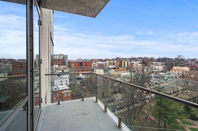 Building Photo - 320 Adolphus Ave