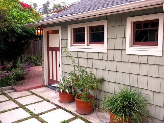 Studio Exterior/Entrance - 1948 N Van Ness Ave