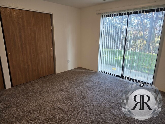 Building Photo - 2 Bedroom, 1 1/2 Bath, Updated!