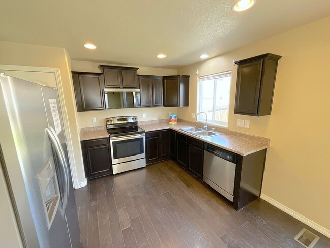 Building Photo - 3 Bedroom Home Available Near S Marksheffel Rd & Fontaine Blvd!