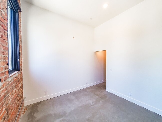 Building Photo - Dahlman Flats - Little Italy One Bedroom