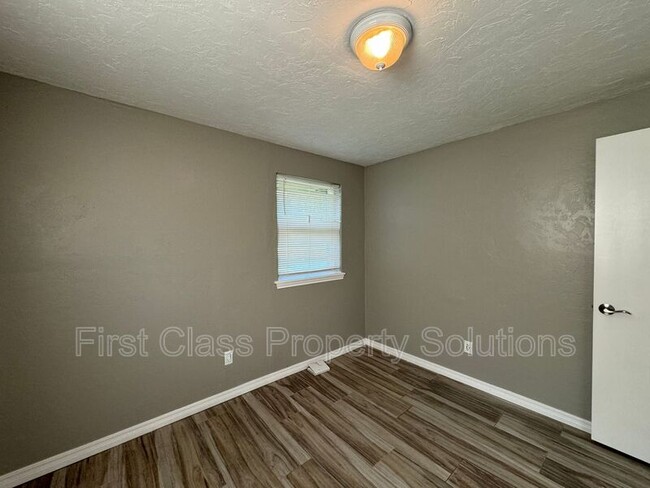 Building Photo - 3524 Hillside Dr