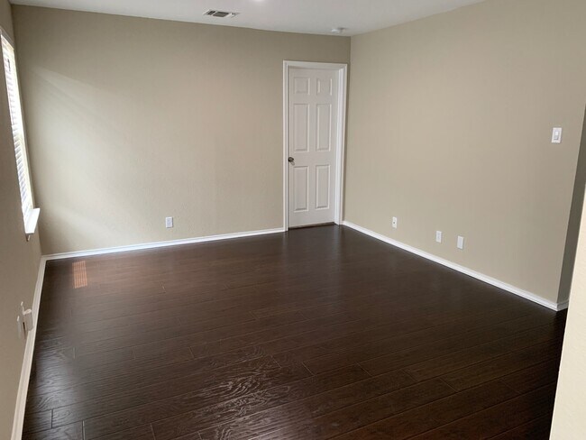 Building Photo - *MOVE IN SPECIAL* Gorgeous Four Bedroom Home with Covered Patio Near Medical Center!!