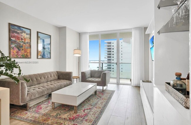 Building Photo - 1300 Brickell Bay Dr