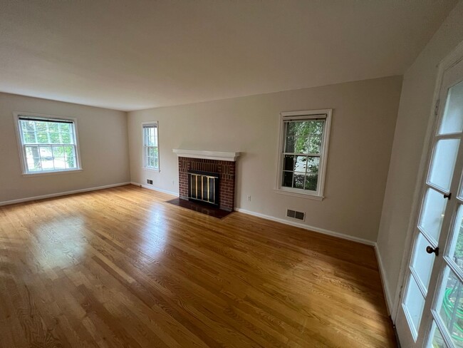 Building Photo - 4br 3.5ba home in Chevy Chase MD