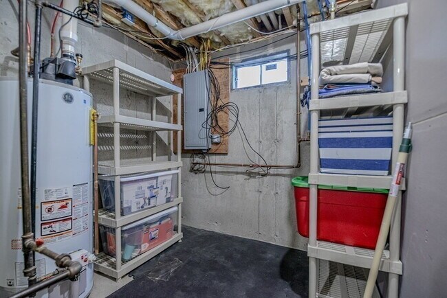 Building Photo - Spacious 3BR End-Unit Townhome with Finished Basement & Tandem Parking