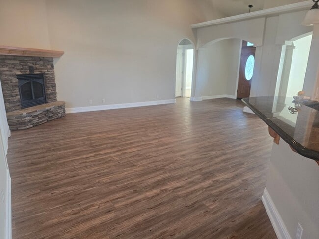 Building Photo - 3 bed 2 bath Home for Rent in Grants Pass