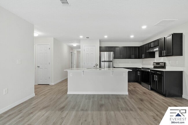 Building Photo - LIKE NEW 3/2/1 TOWNHOUSE IN DESIRABLE SEMINOLE WOODS
