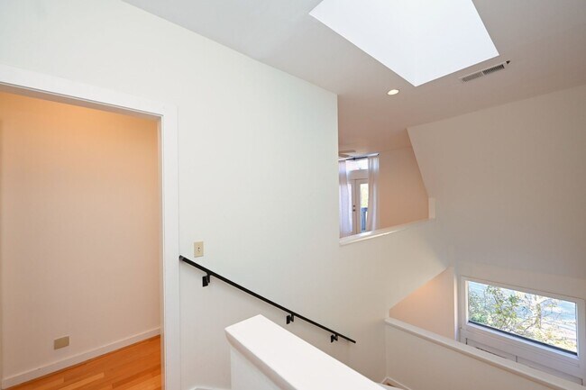 Building Photo - **PERFECTLY SITUATED TOWNHOME IN GREEN HIL...