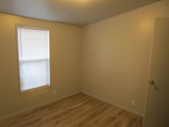 Building Photo - 3 Bedroom, 2 Bathroom Updated Home South o...