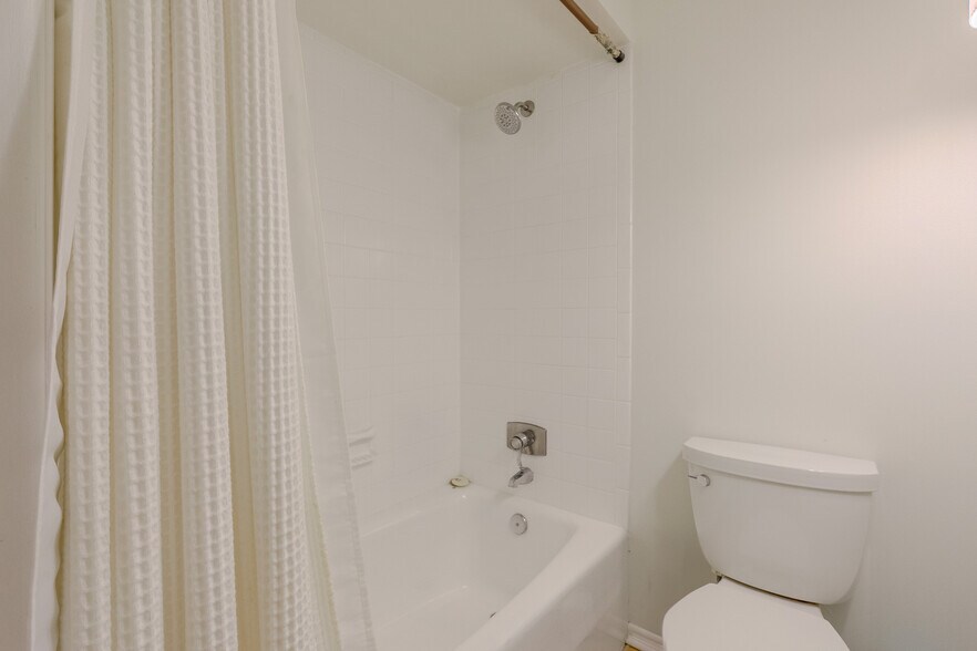 Building Photo - 218 Baltusrol Rd