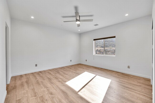 Building Photo - 7760 Arrowhead Dr