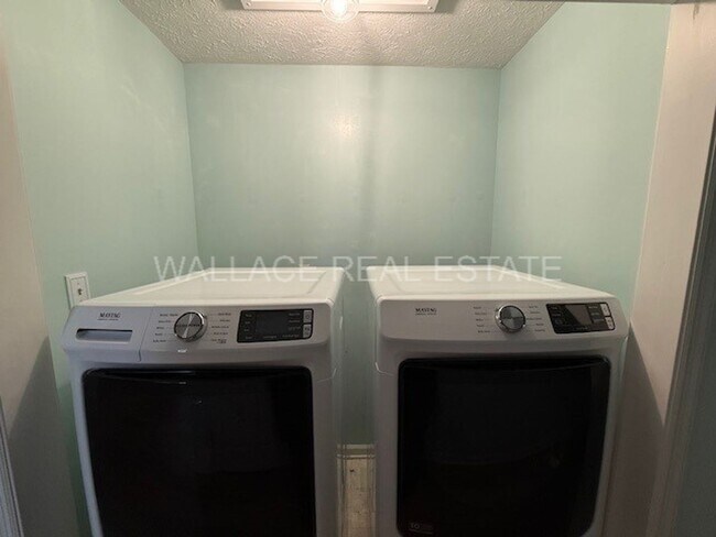 Building Photo - HARDIN VALLEY:  3 BEDROOM, 2.5 BATH IN BRI...