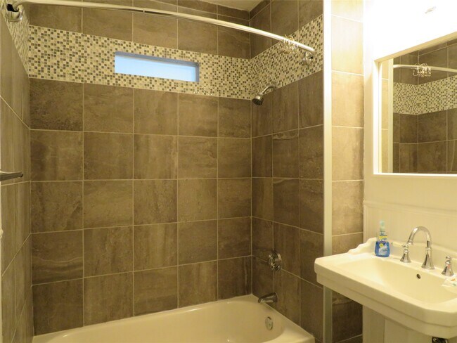 Building Photo - 12 Greenwood St