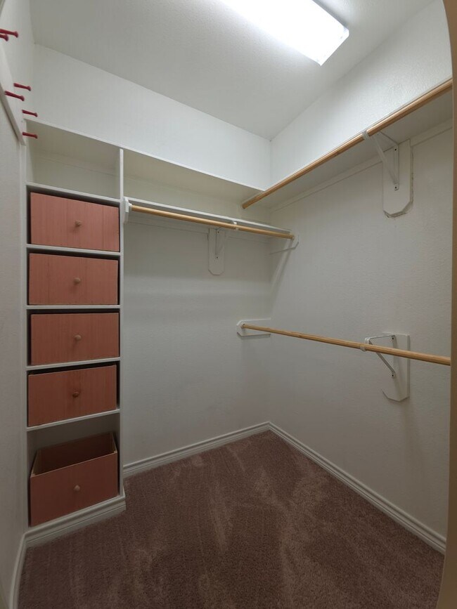 Building Photo - BEAUTIFUL and SPACIOUS 3-bedroom, 2-bathro...