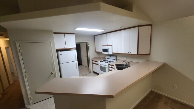 Building Photo - 562 NE Negus Loop