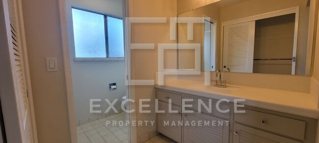 Building Photo - Spacious 5/3 Home With Fully Updated Kitchen, Over 2500SF of Space, Pets Negotiable