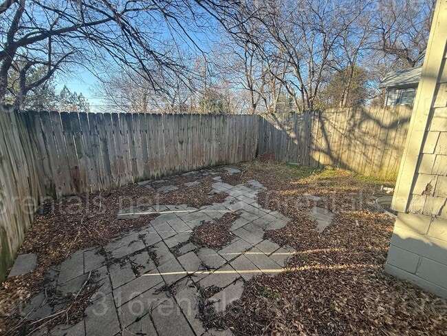 Building Photo - $1100 - 2 bedroom / 1 bathroom - Single Family Home