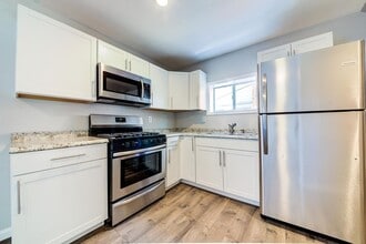 Building Photo - Stunning 3 bedroom home in Brookline available July 1!