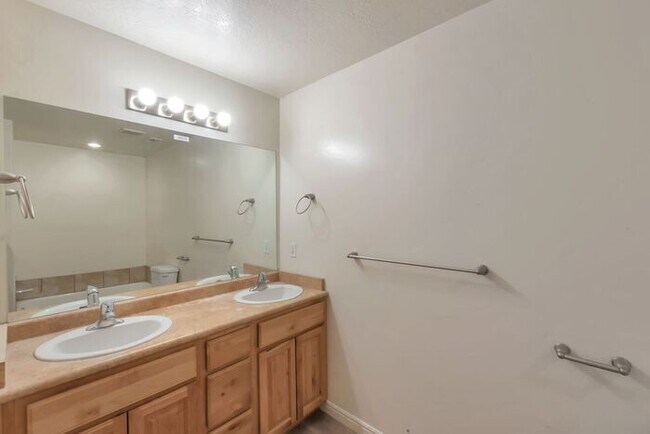 Building Photo - Stunning Saratoga Springs Townhome