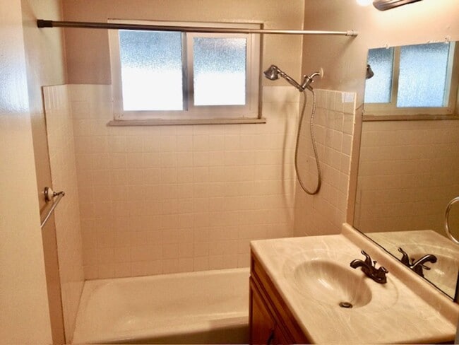 Building Photo - 3 bed 2 bath House with 2-Car Garage -- COMING SOON !!!