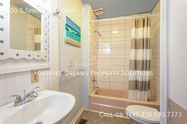 Building Photo - 400 S.Spring St - Unit-C