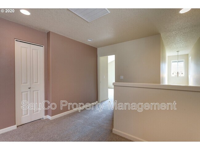 Building Photo - 10573 NE Summer Falls St