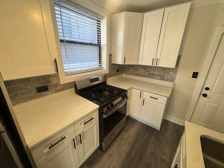 Building Photo - 3837 N Greenview Ave