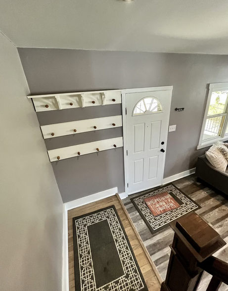 Foyer - 1115 Margray St