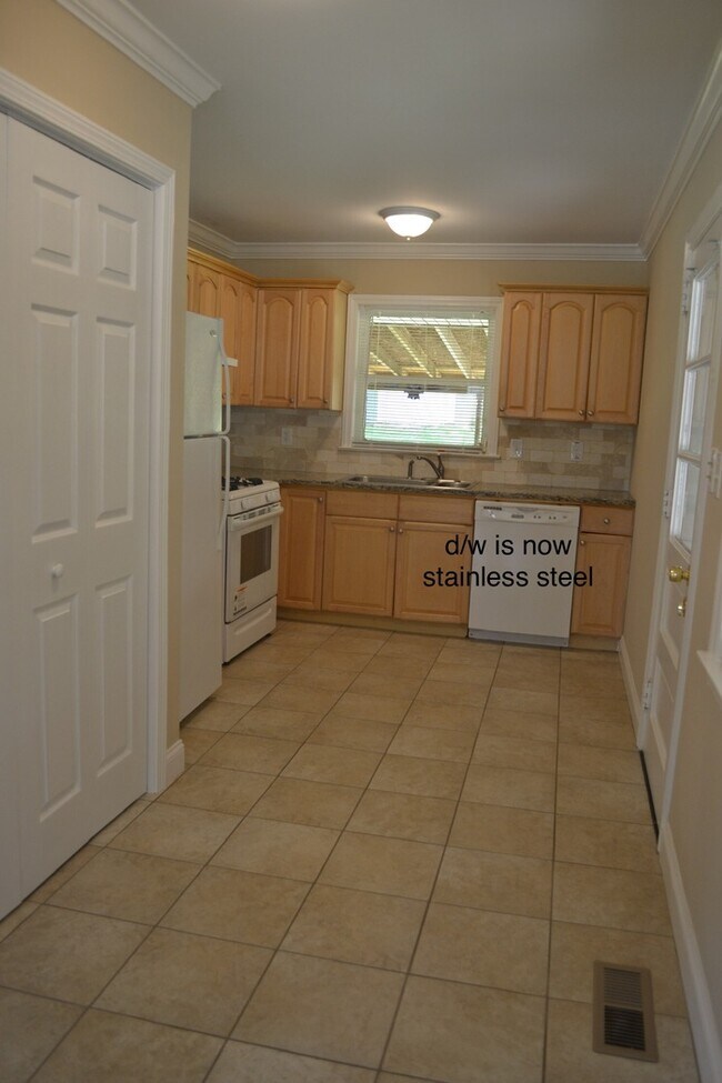 Building Photo - 3BR/1Bth with Covered Patio and Large Stor...
