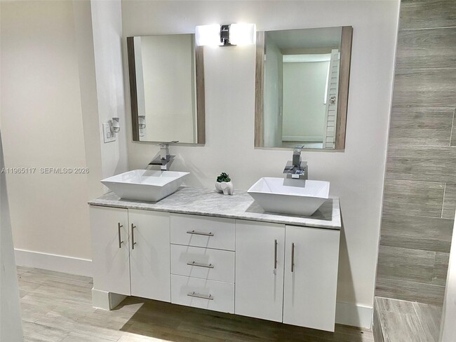 Building Photo - 8897 Fontainebleau Blvd