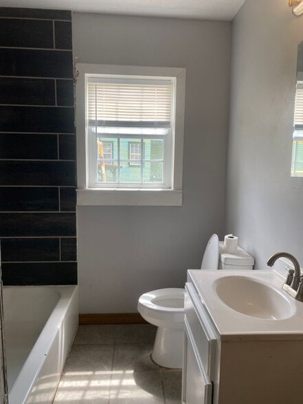 Building Photo - 1204 Cherry St