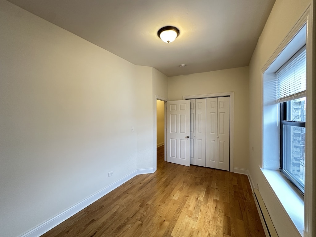 Building Photo - 830 W Newport Ave