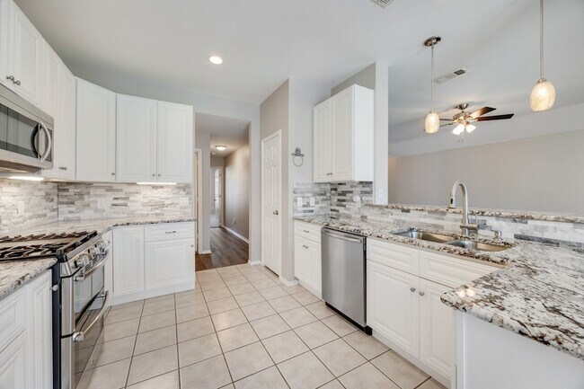 Building Photo - 2271 Fieldcrest Dr