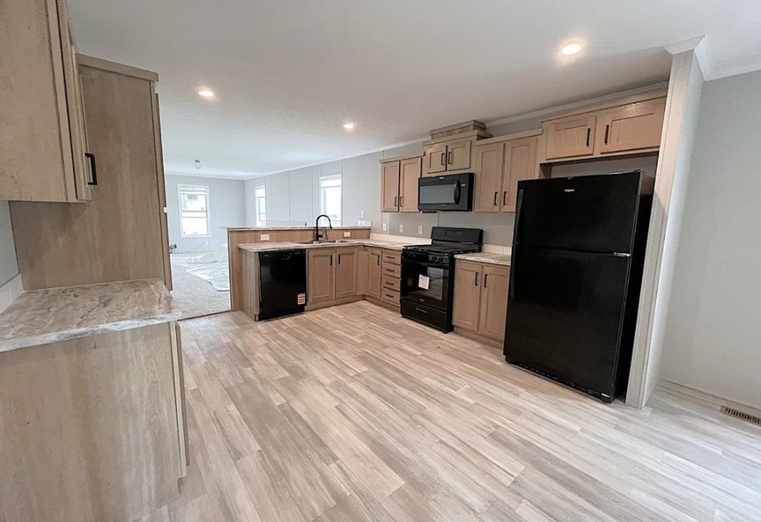 Primary Photo - 6588 N Hampshire Dr