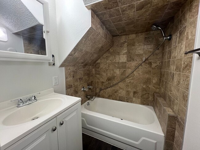 Building Photo - Cozy 1 Bed 1 Bath Apartment