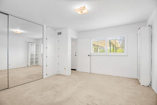 Building Photo - Spacious 4-bedroom, 2-bathroom home in coveted University City