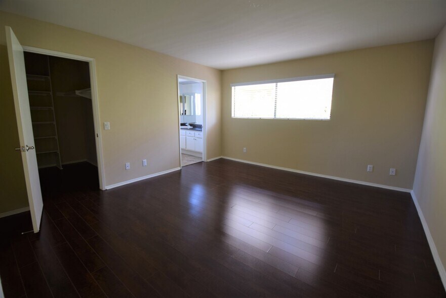 Building Photo - 12352 Burbank Blvd