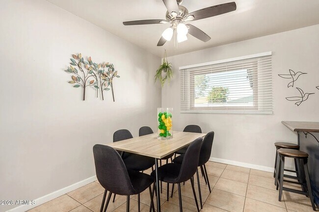 Building Photo - 1412 W 7th Pl