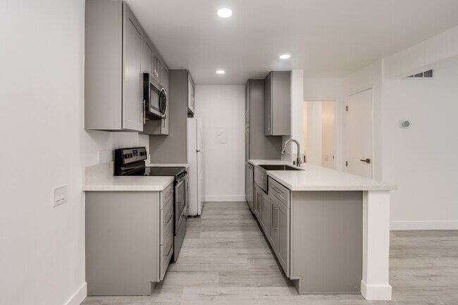 Building Photo - 5460 White Oak Ave