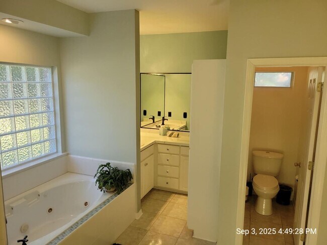 Building Photo - Luxurious Scenic Highway Home with Pool an...