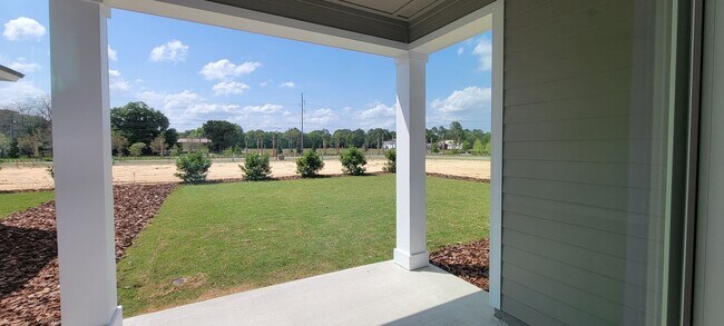 Building Photo - 3/2 with 2 car garage. Newer Construction home in Oakmont