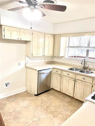 Building Photo - 320 Elm Dr